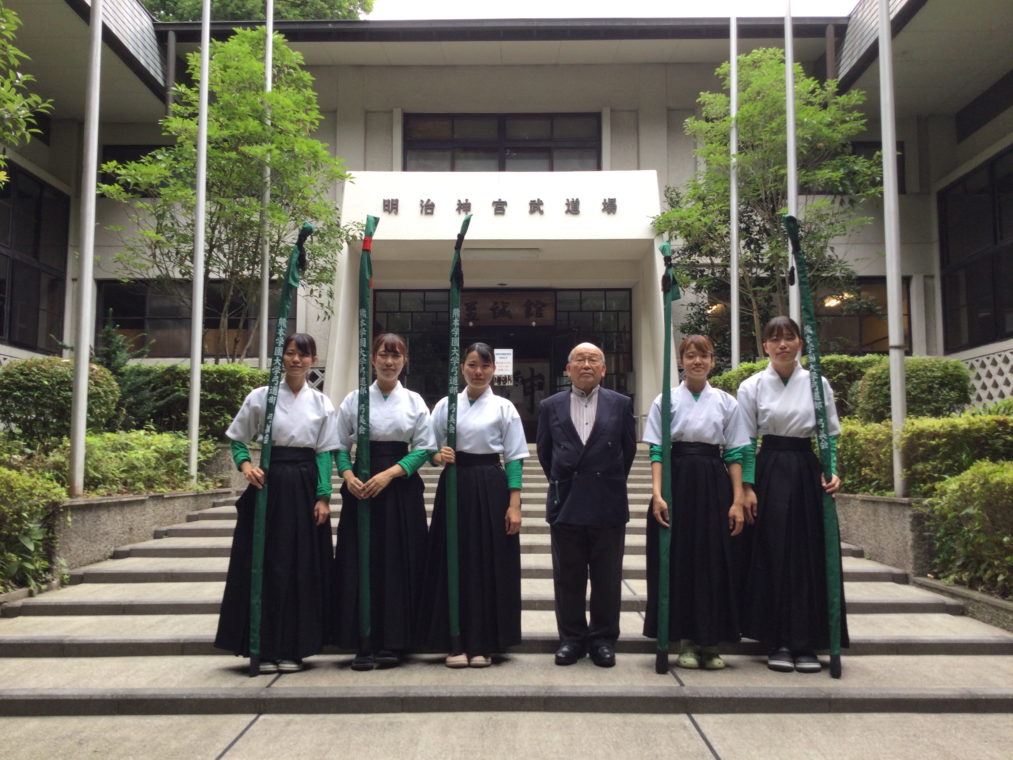 選抜女子ベスト8入賞&nbsp;明治神宮弓道場にて記念撮影